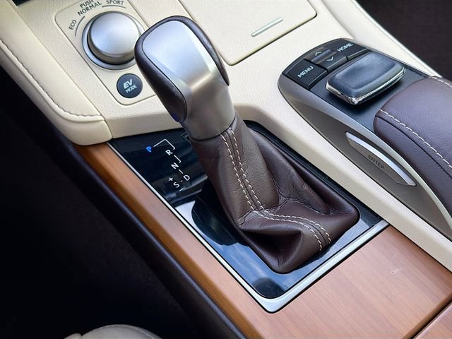 Used 2016 Lexus ES 300h w/ Luxury Package w/Wood Trim image 28