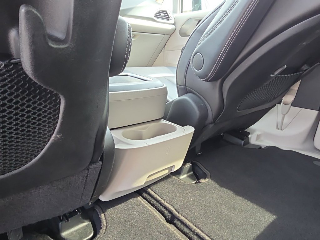 Used 2024 Chrysler Pacifica Touring-L FWD image 13