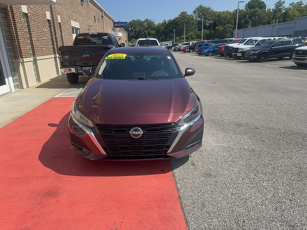 Used 2025 Nissan Altima 2.5 SV FWD image 2