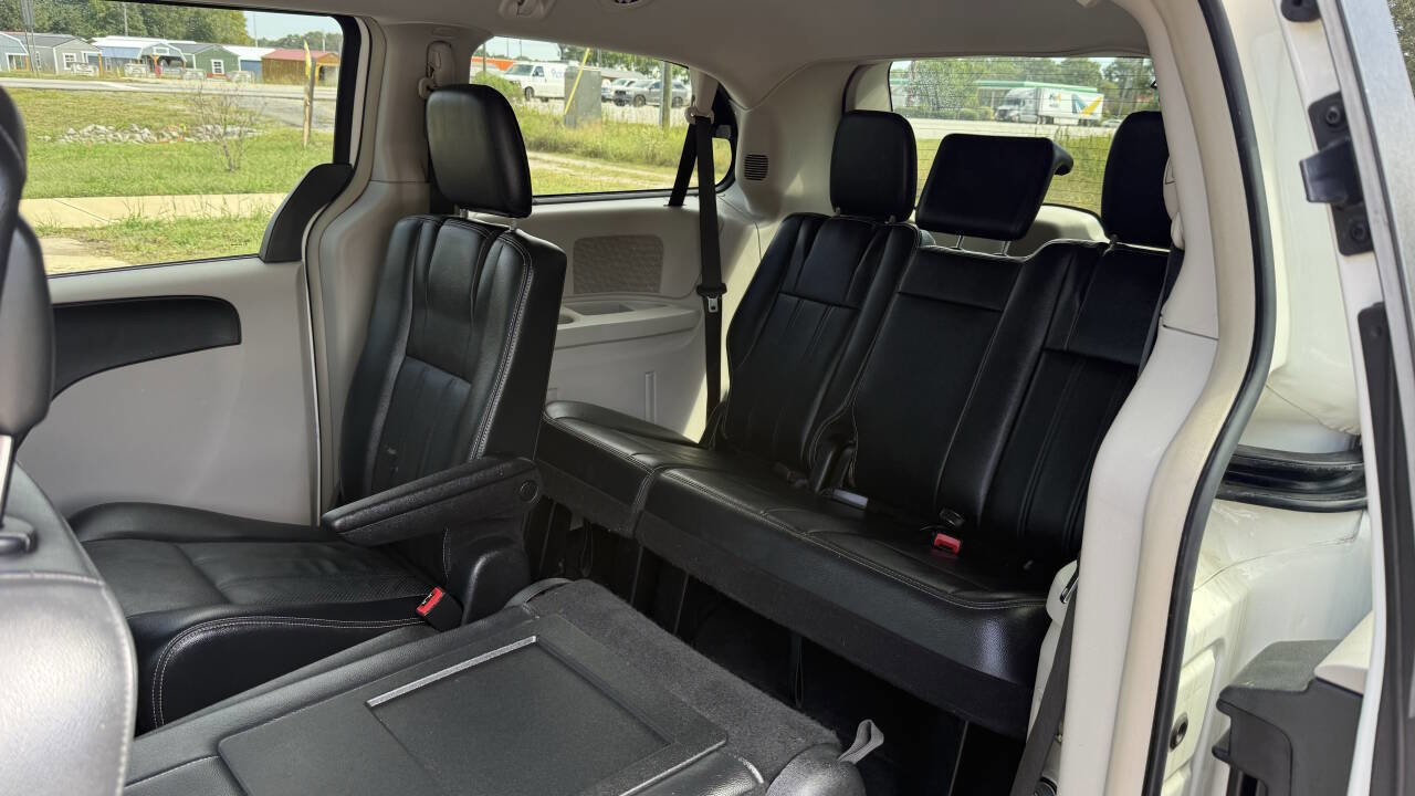 Used 2013 Chrysler Town & Country Touring image 13