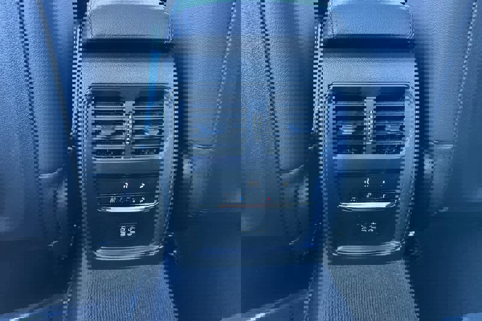 Used 2025 BMW 330i Sedan w/ M Sport Package image 14