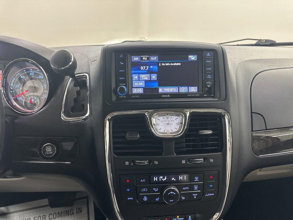 Used 2014 Chrysler Town & Country Limited image 39