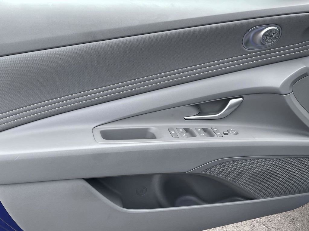 Used 2025 Hyundai Elantra Sport FWD image 13
