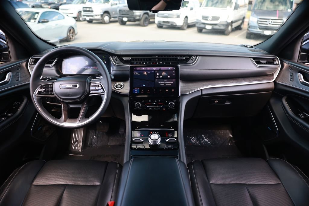 Used 2023 Jeep Grand Cherokee Overland w/ Luxury Tech Group IV AWD/4WD image 27