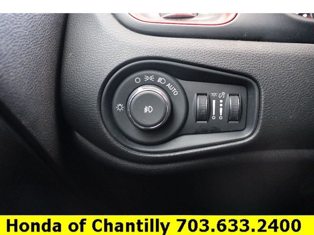 Used 2016 Jeep Renegade Trailhawk w/ Premium Trailhawk Package image 17