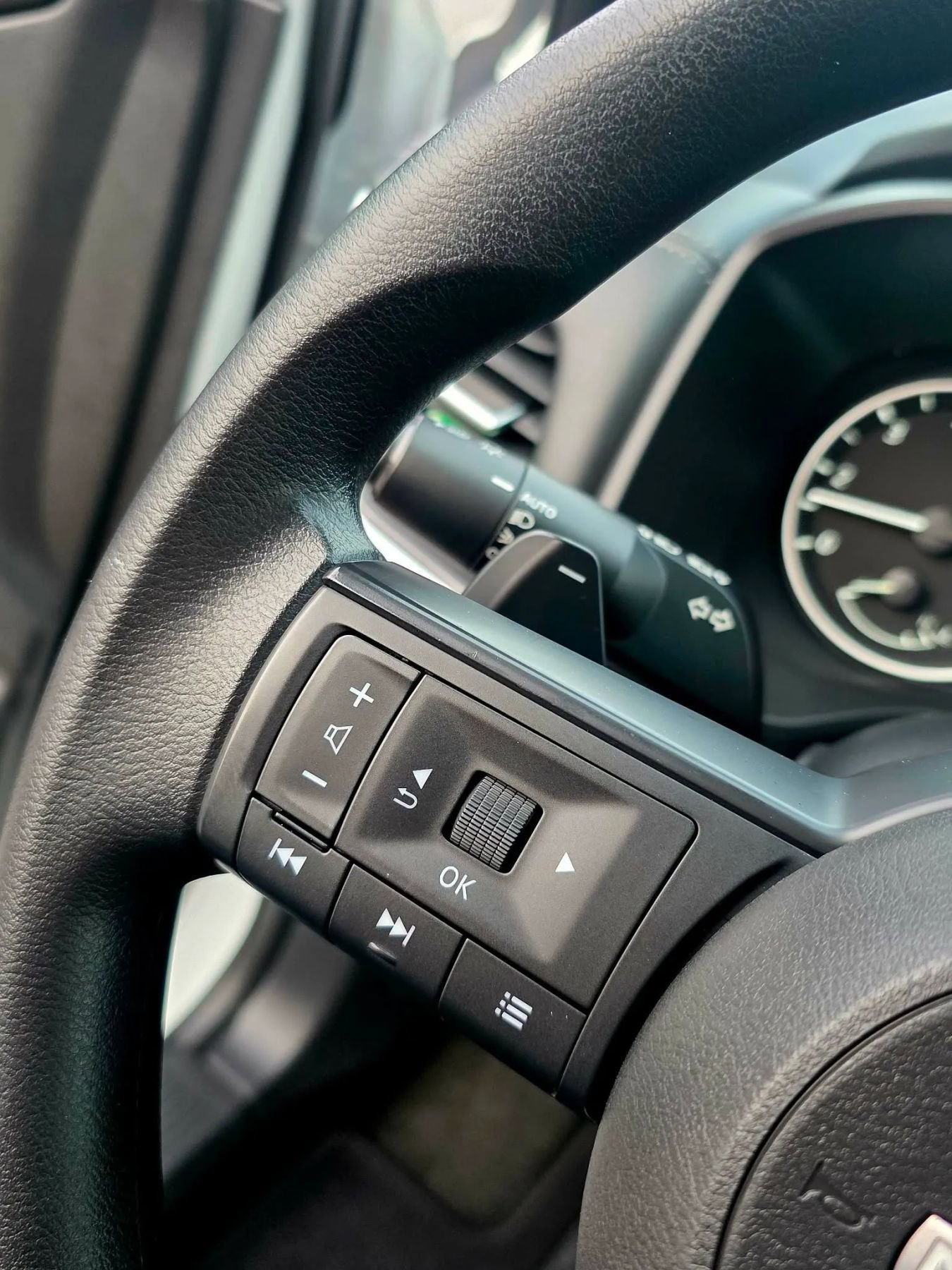 Used 2024 Nissan Rogue SV image 24