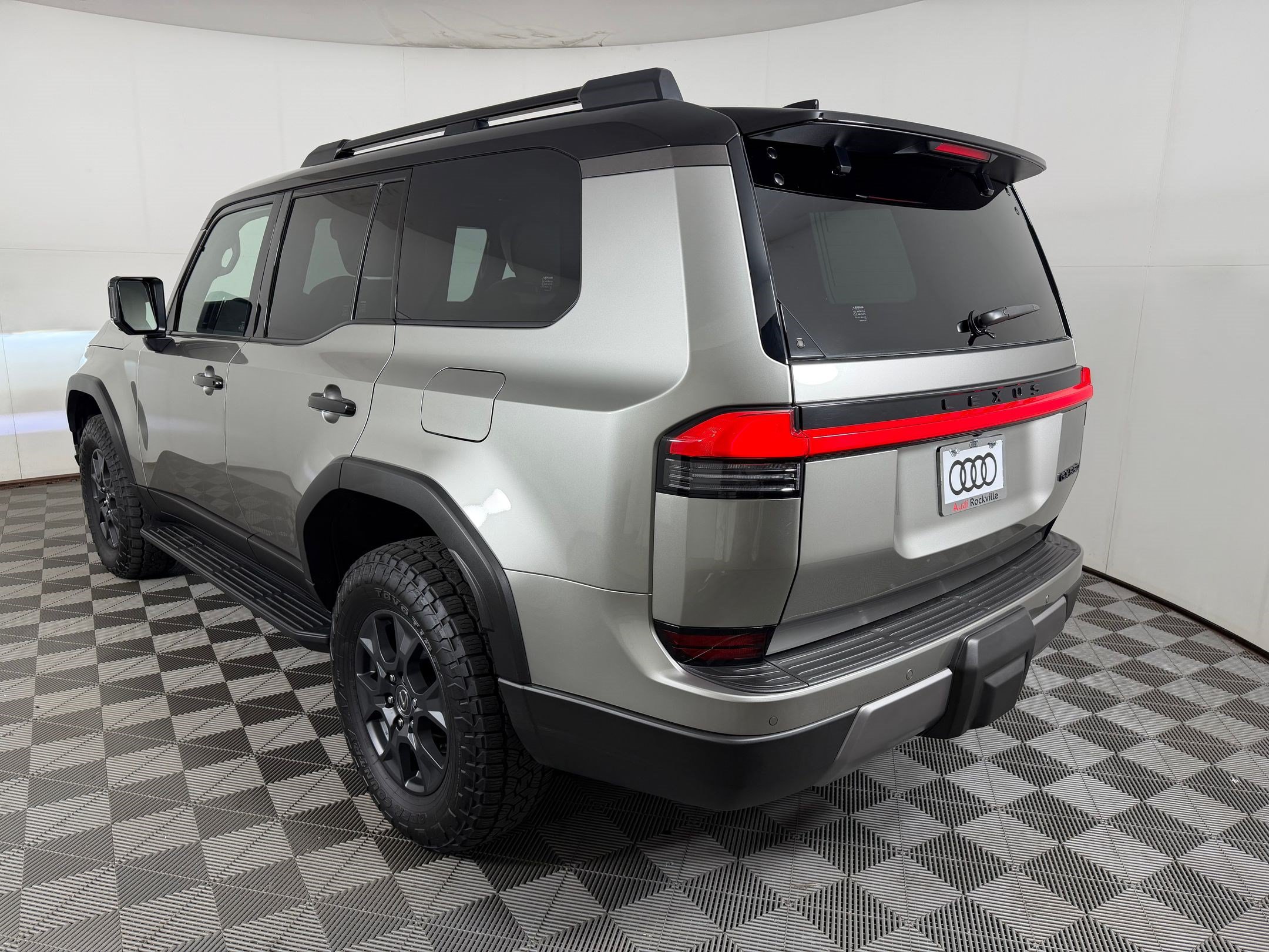 Used 2024 Lexus GX 550 AWD/4WD image 3
