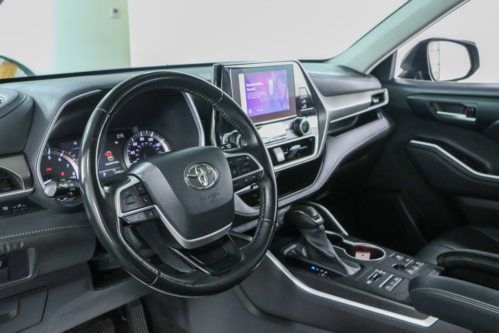 Used 2023 Toyota Highlander XLE AWD/4WD image 24
