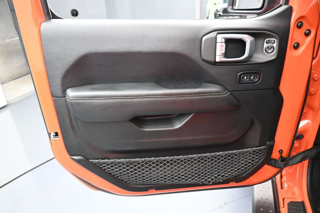 Used 2018 Jeep Wrangler Unlimited Sahara AWD/4WD image 12