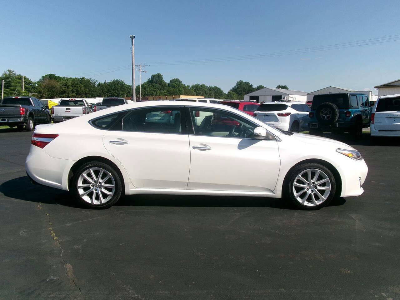 Used 2013 Toyota Avalon Limited w/ Technology Pkg FWD image 3