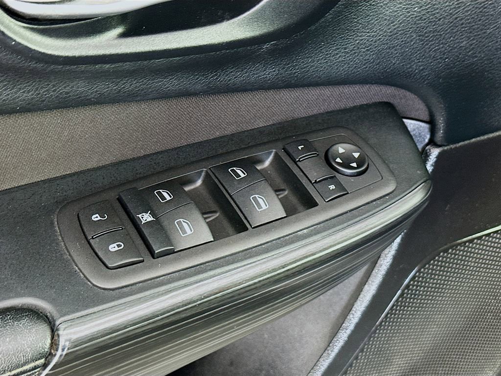 Used 2016 Jeep Cherokee Sport FWD image 18