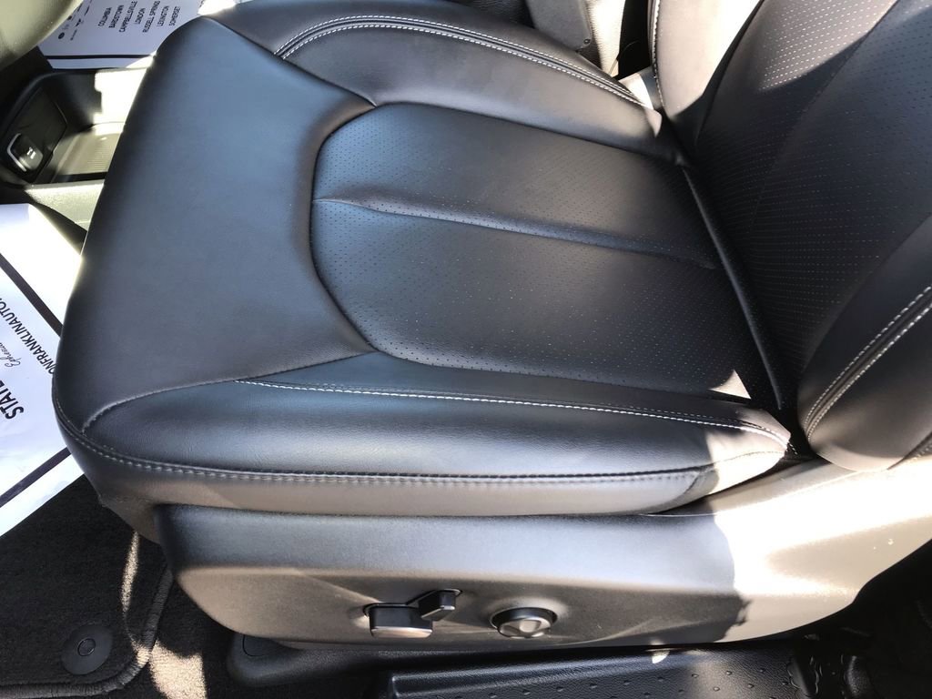 Used 2025 Chrysler Pacifica Select image 12