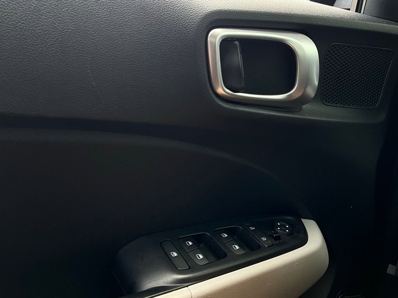 Used 2025 Hyundai Venue SEL image 20