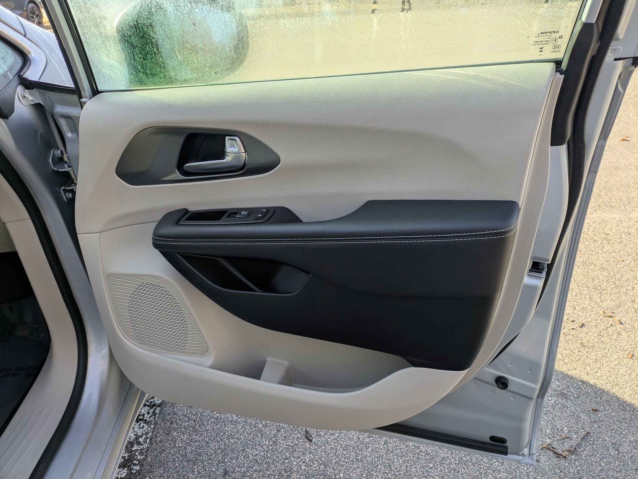 Used 2023 Chrysler Pacifica Touring-L image 34