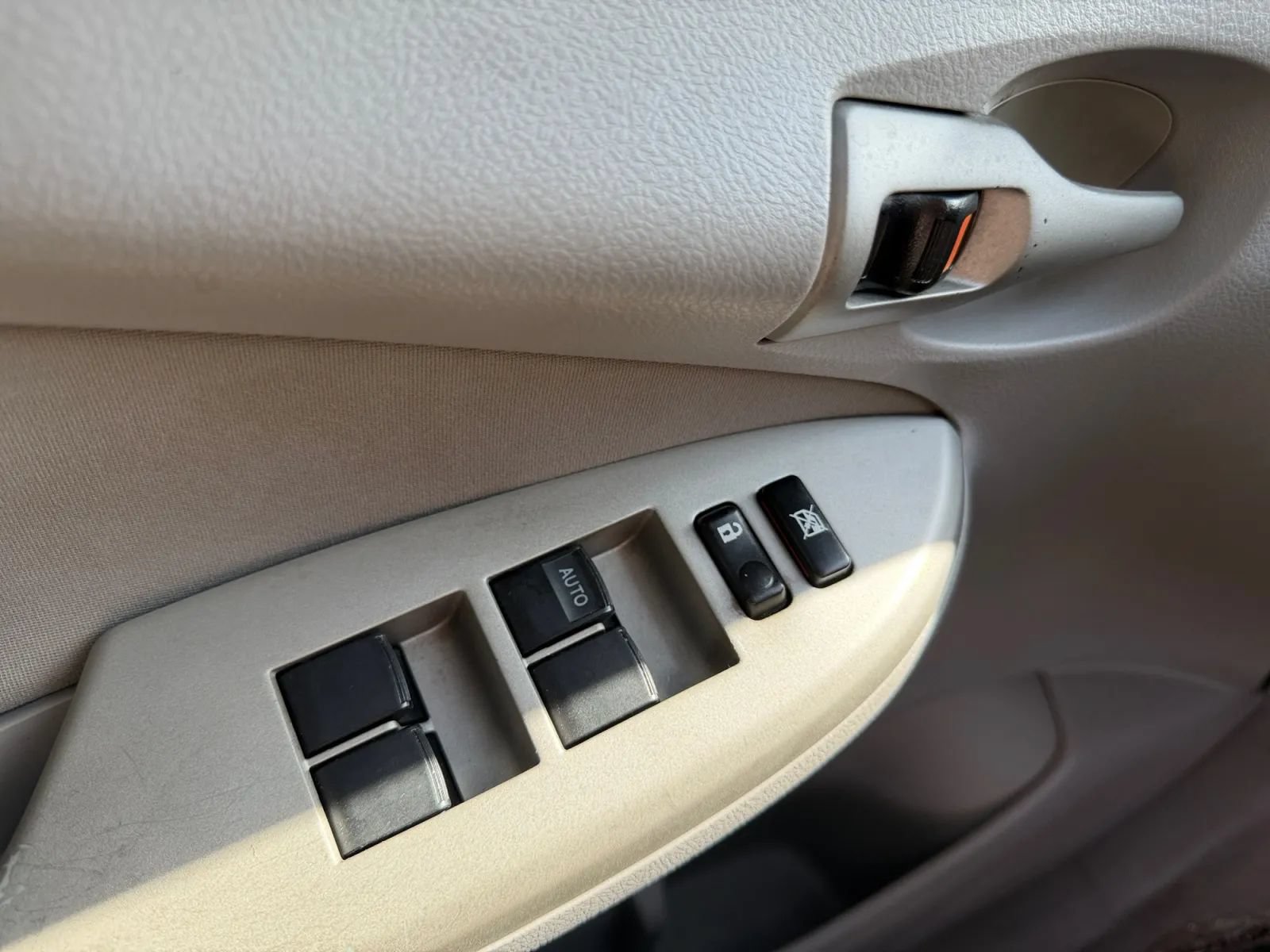 Used 2012 Toyota Corolla LE FWD image 17