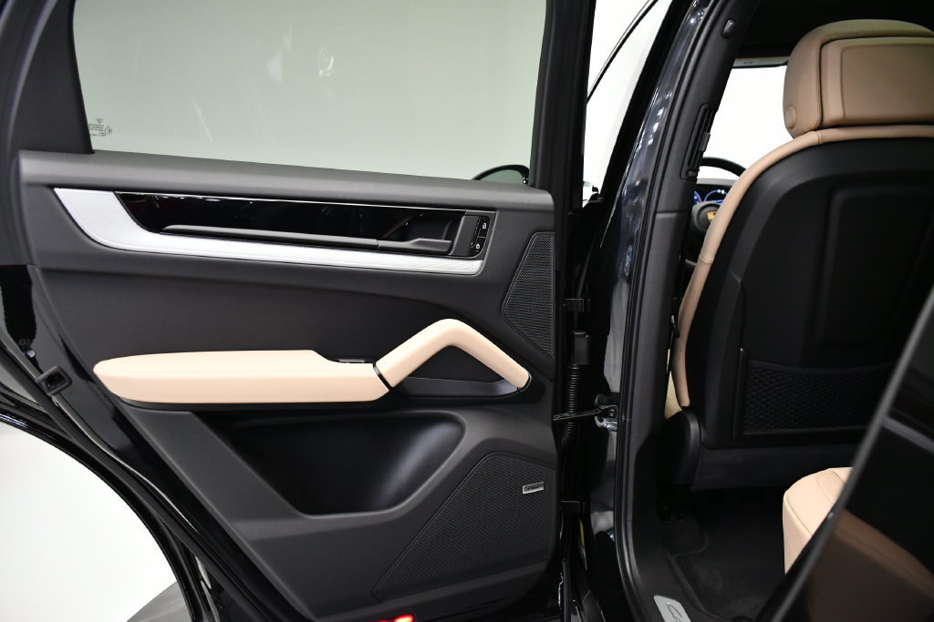 Certified 2025 Porsche Cayenne E-Hybrid Coupe AWD/4WD image 43