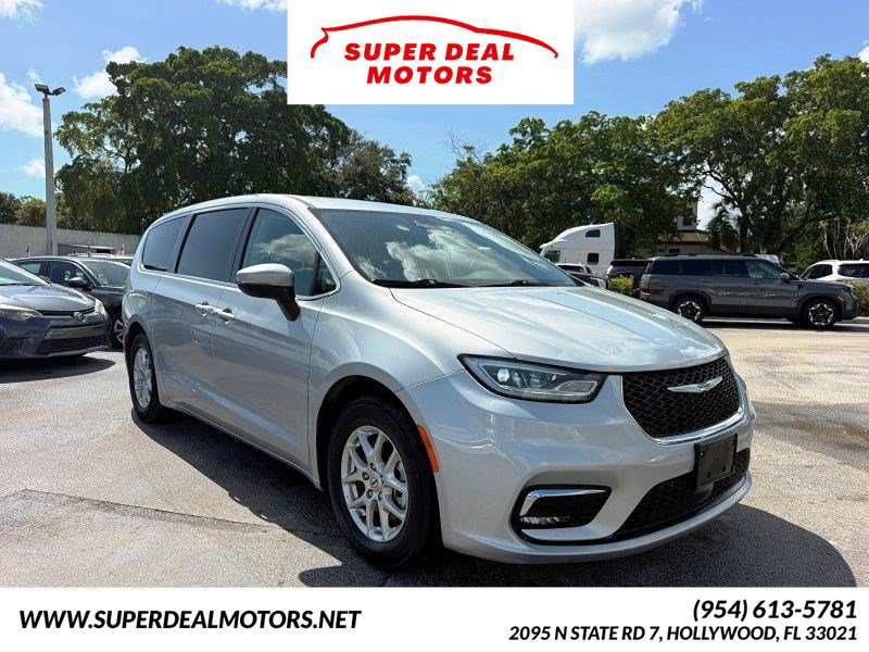 Used 2023 Chrysler Pacifica Touring-L FWD image 1