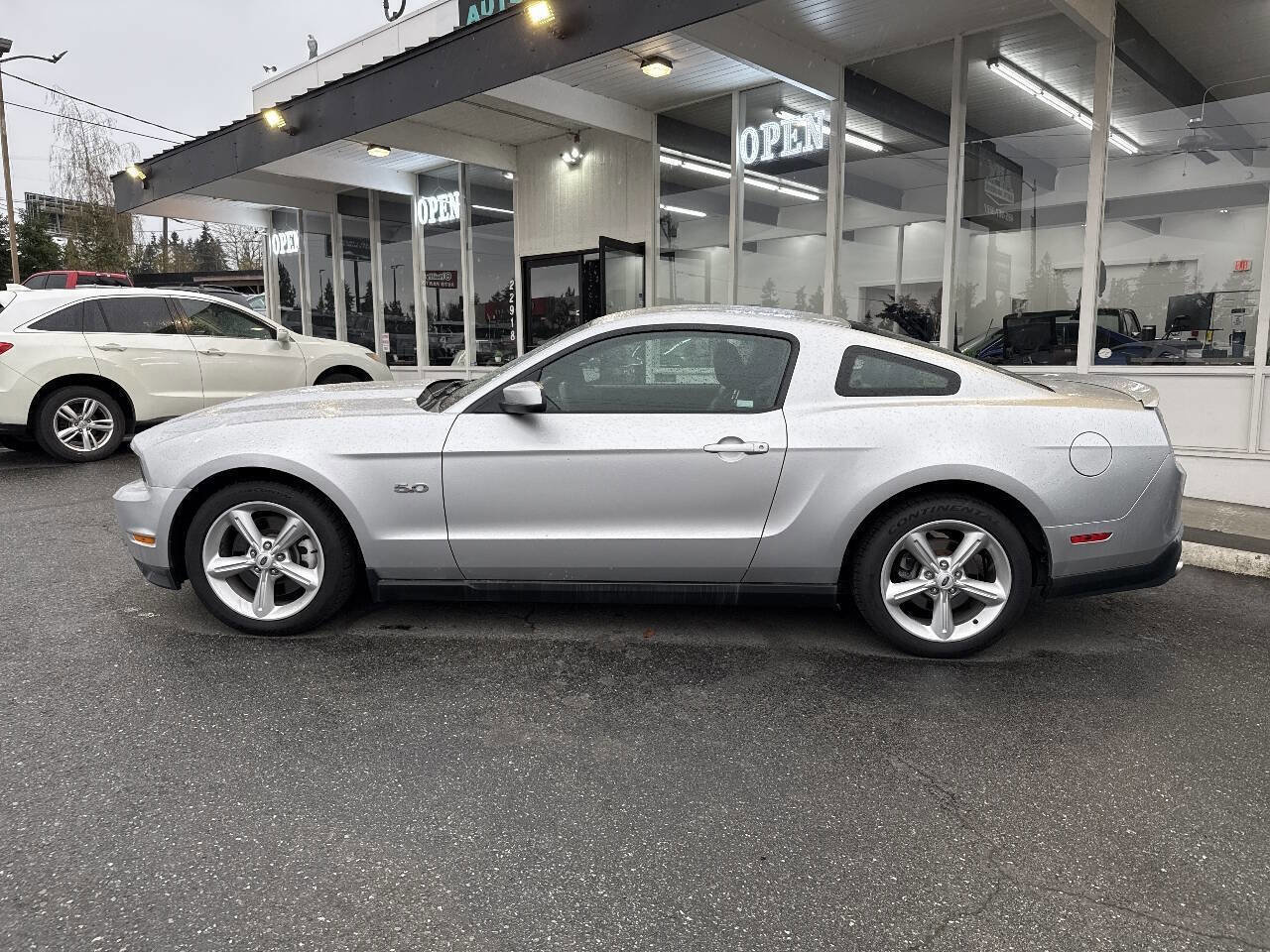 Used 2011 Ford Mustang GT RWD image 3