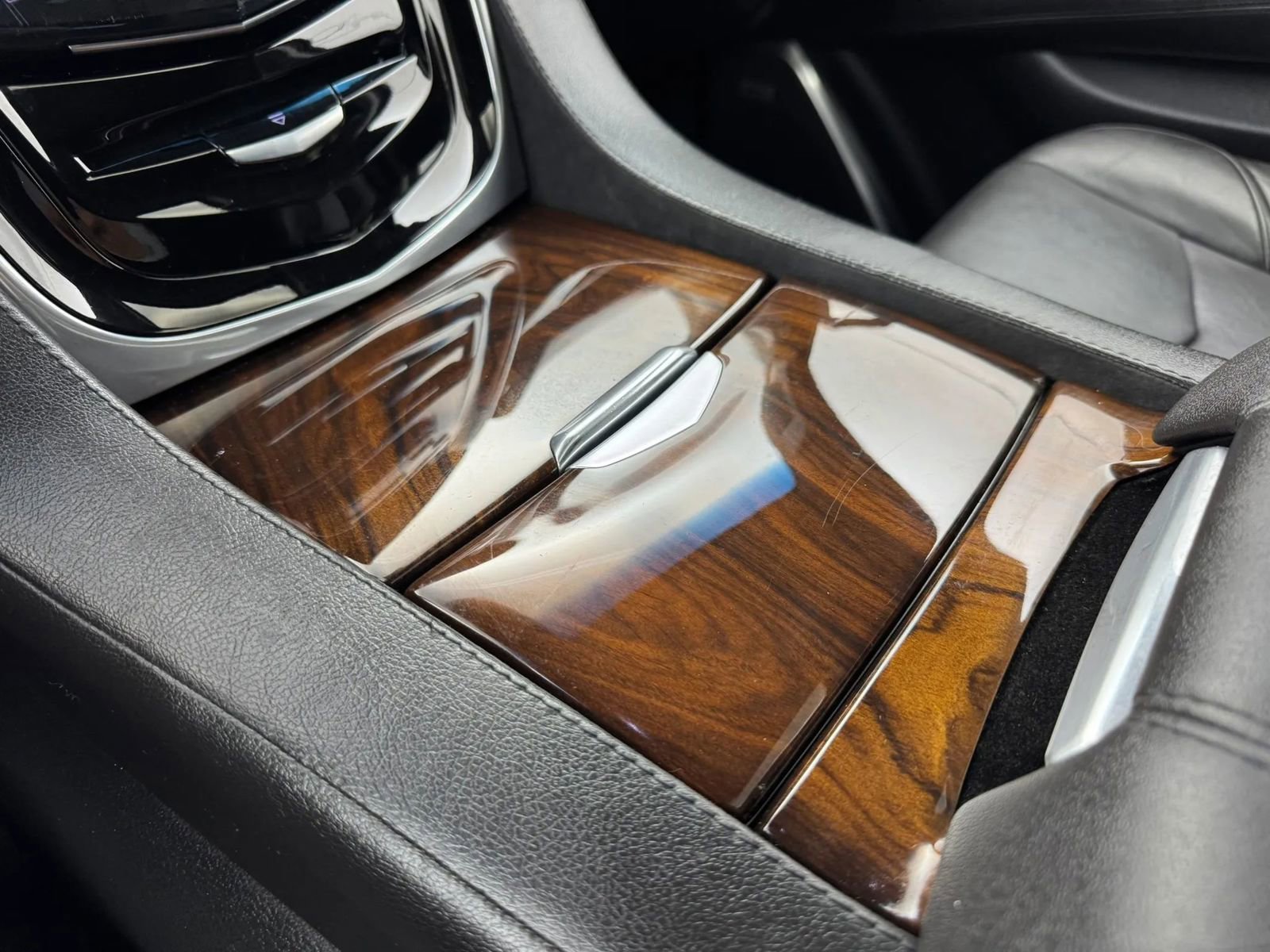 Used 2019 Cadillac Escalade Luxury AWD/4WD image 22