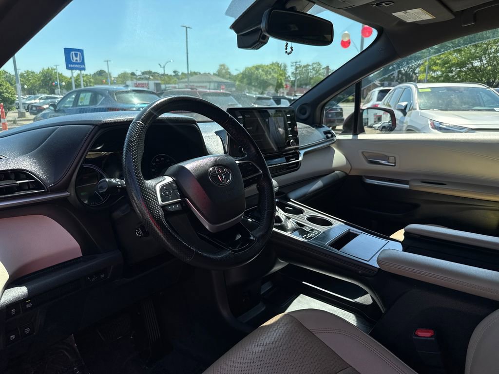 Used 2022 Toyota Sienna Limited AWD/4WD image 13