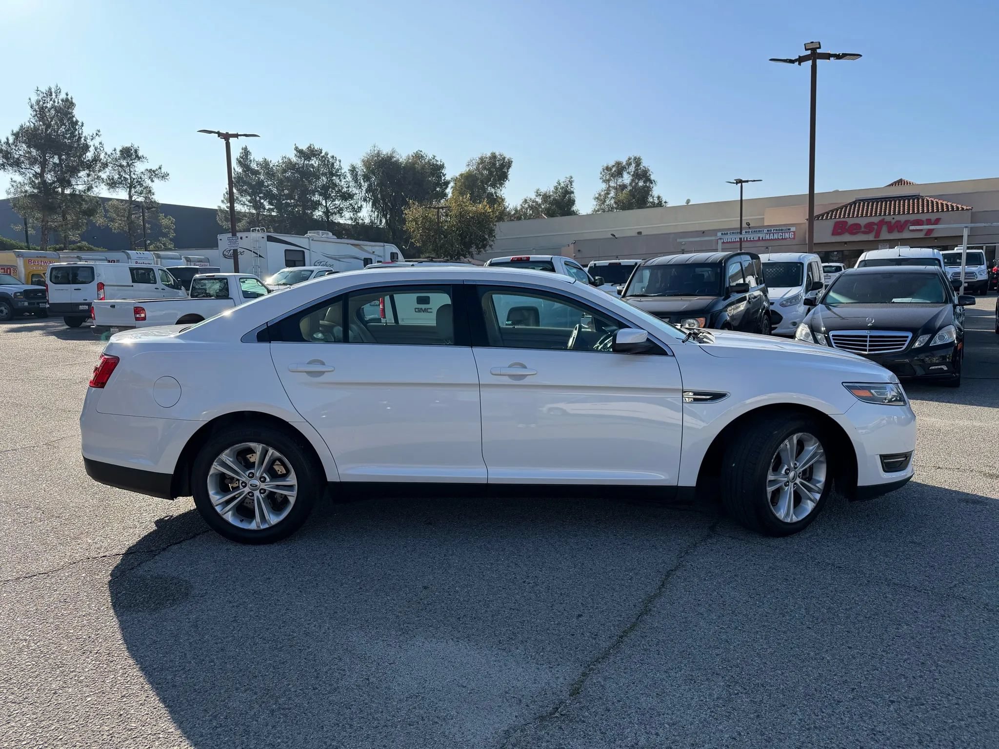 Used 2016 Ford Taurus SEL FWD image 2