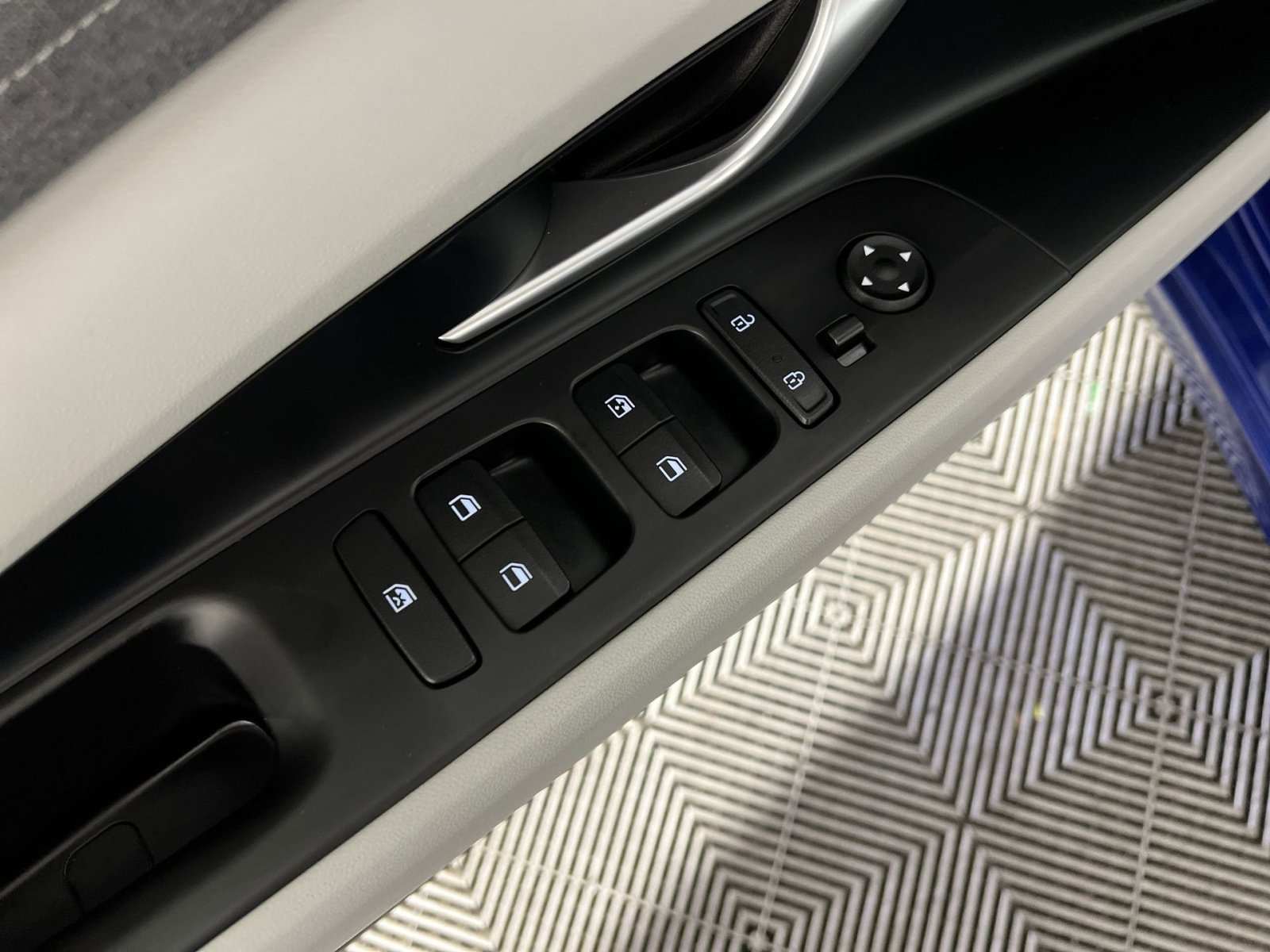 Used 2021 Hyundai Elantra Limited w/ Cargo Package image 15