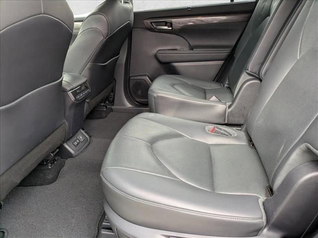 Used 2020 Toyota Highlander Limited image 16