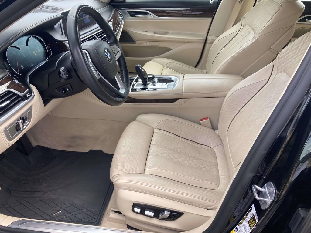 Used 2019 BMW 750i image 12
