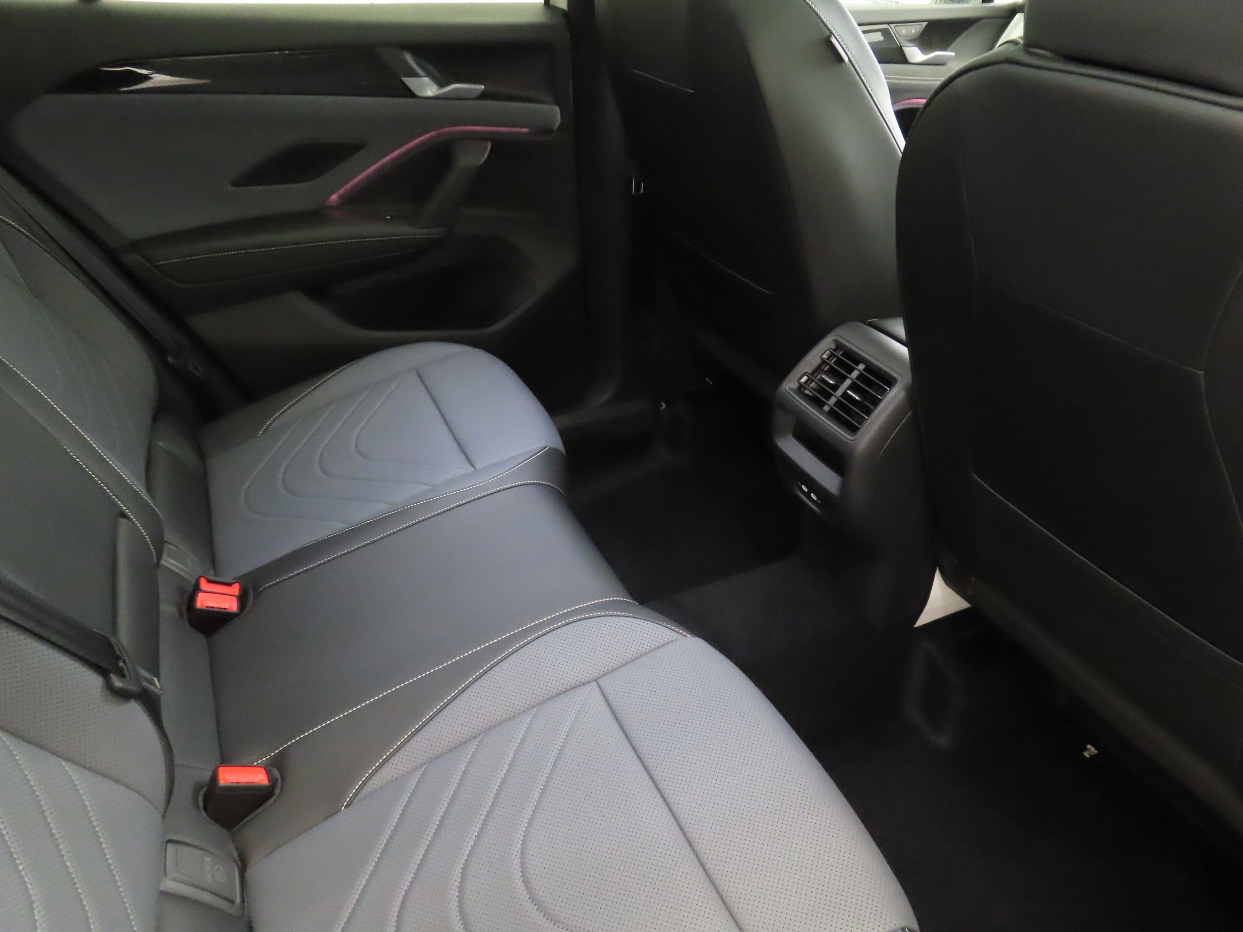 New 2026 Volkswagen Tiguan SE R-Line FWD image 23