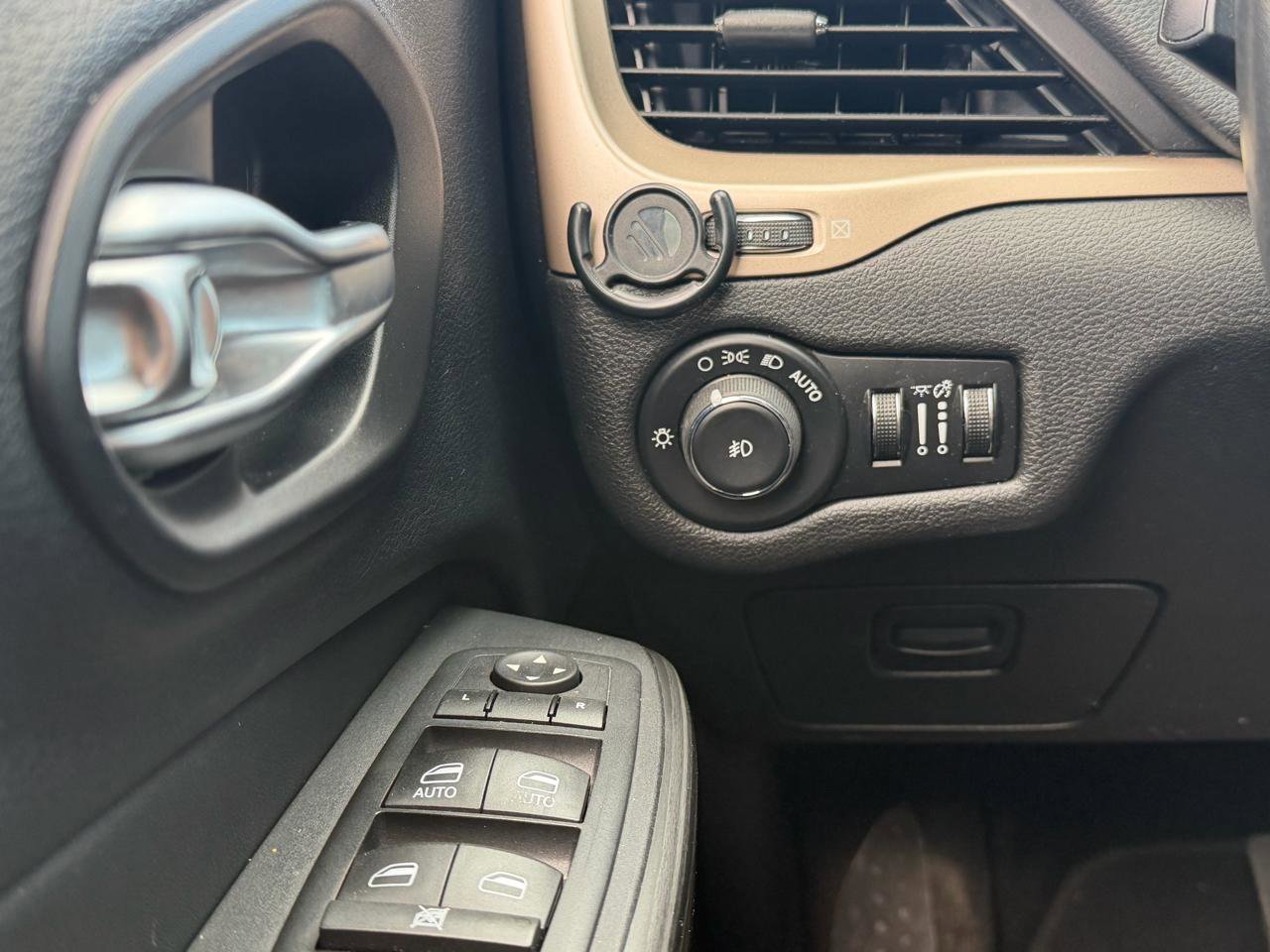 Used 2016 Jeep Cherokee Limited AWD/4WD image 15