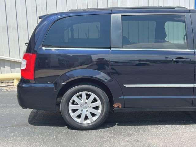 Used 2011 Chrysler Town & Country Touring-L w/ Entertainment Group #2 FWD image 21