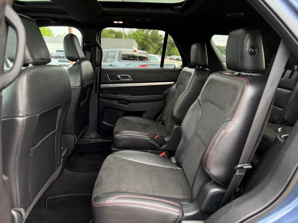 Used 2019 Ford Explorer XLT w/ Equipment Group 202A AWD/4WD image 15