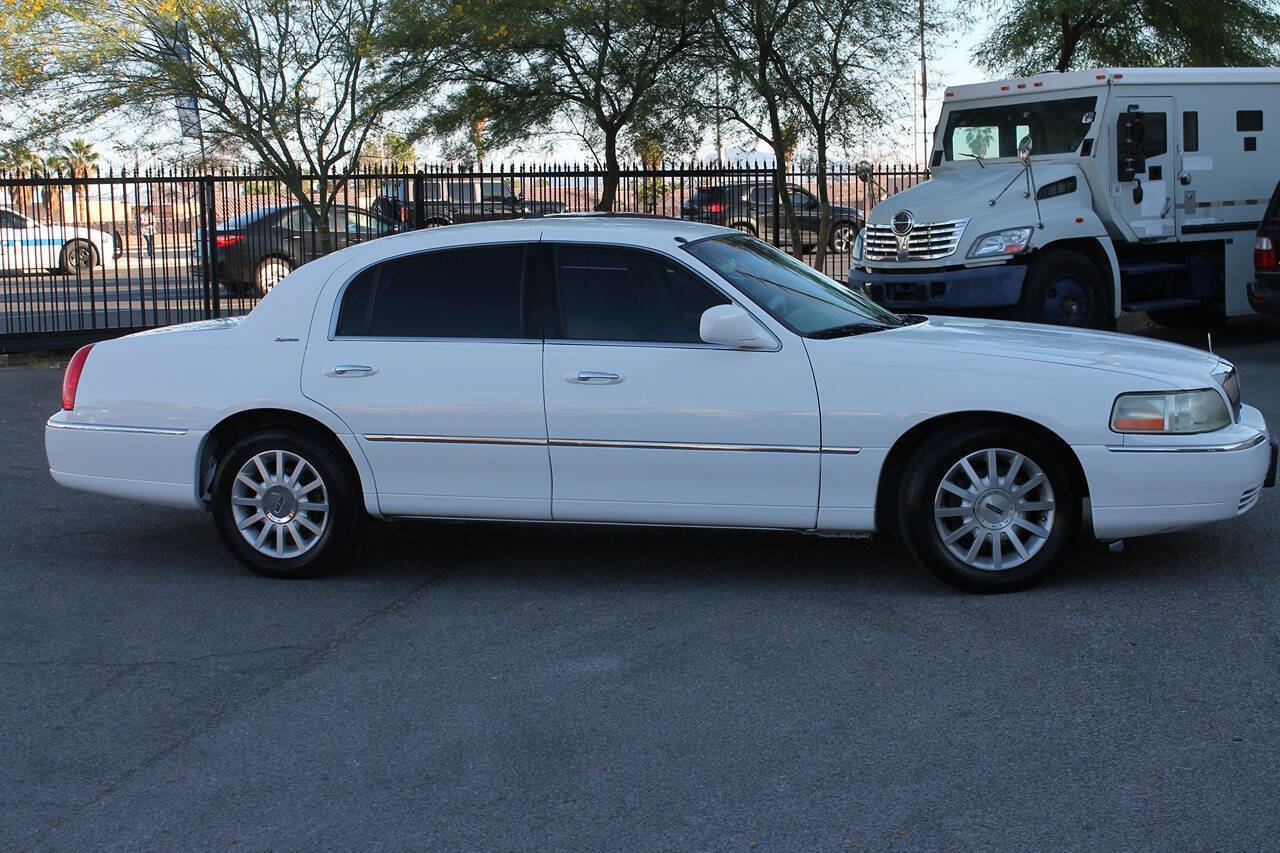 Used 2006 Lincoln Town Car Signature RWD image 4