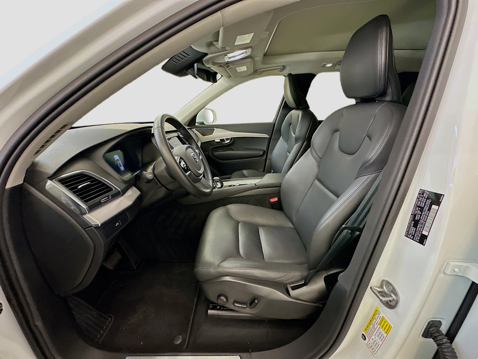 Used 2025 Volvo XC90 B5 Core image 13