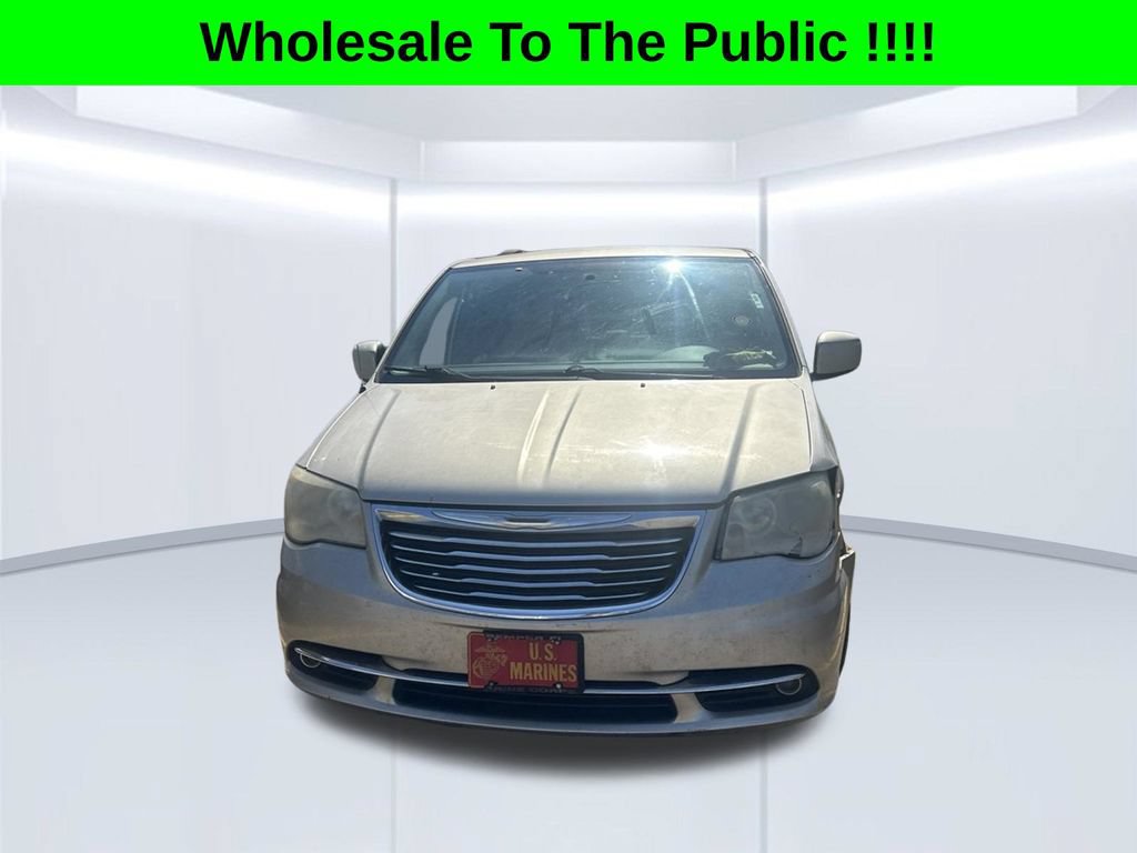 Used 2013 Chrysler Town & Country Touring FWD image 2