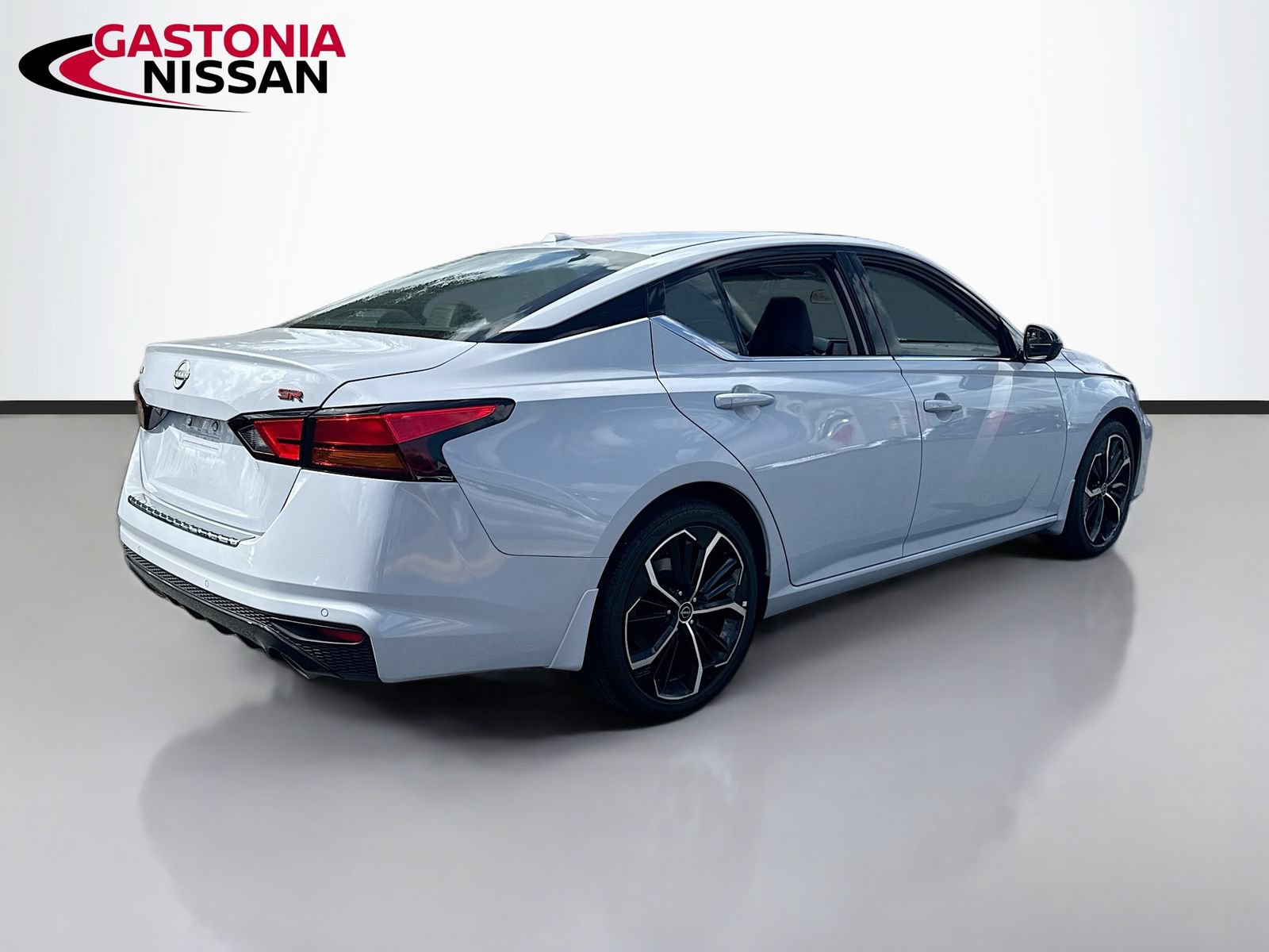 Used 2023 Nissan Altima 2.5 SR FWD image 9