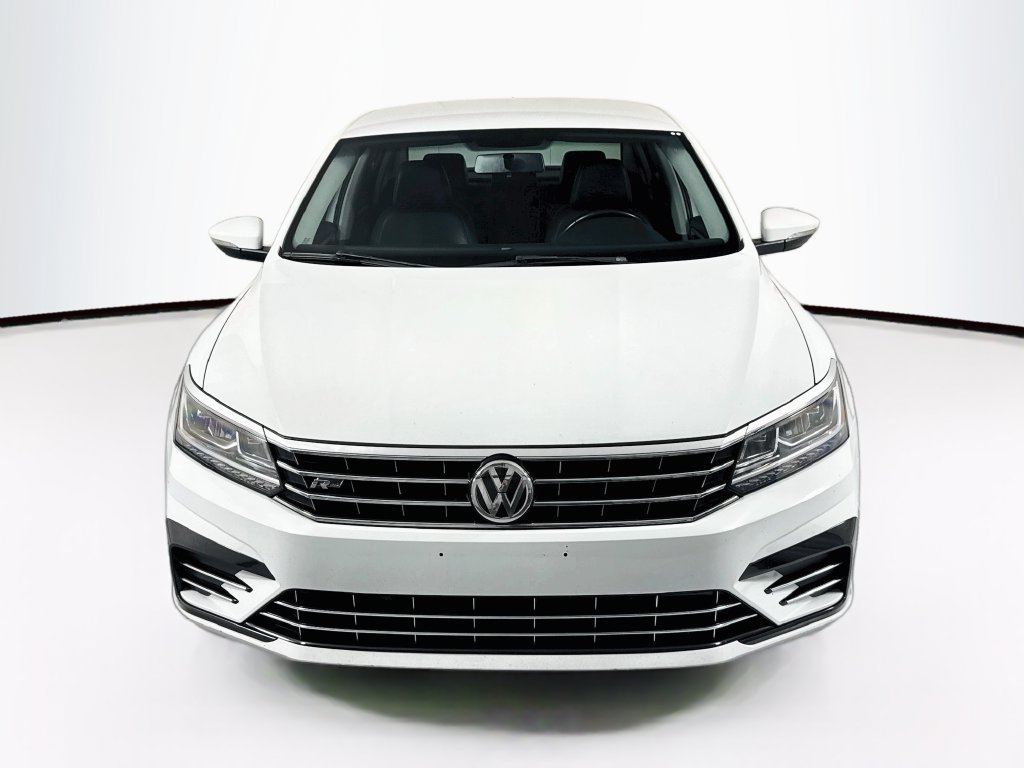 Used 2018 Volkswagen Passat 2.0T R-Line w/ R-Line Lighting Package FWD image 2