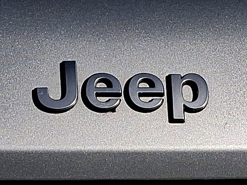 Used 2023 Jeep Grand Cherokee Summit AWD/4WD image 29