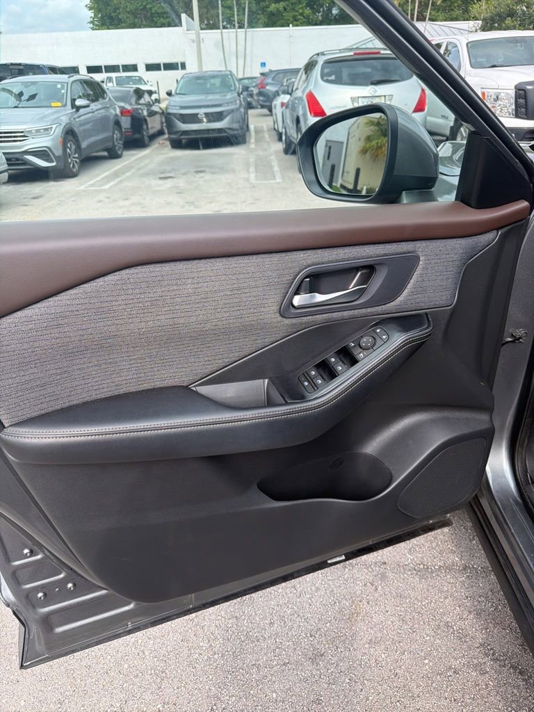 Used 2023 Nissan Rogue SV FWD image 9