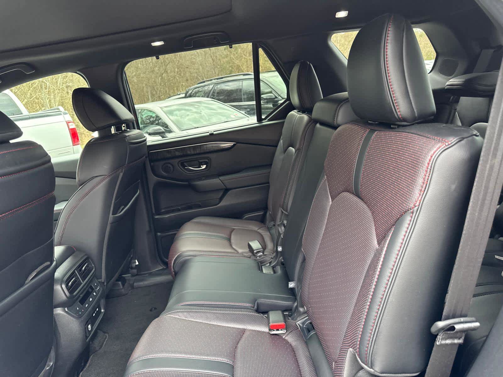 Used 2025 Honda Pilot Black Edition image 30