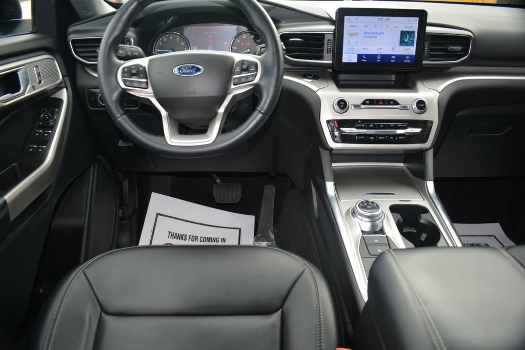 Used 2022 Ford Explorer XLT w/ Equipment Group 202A image 3