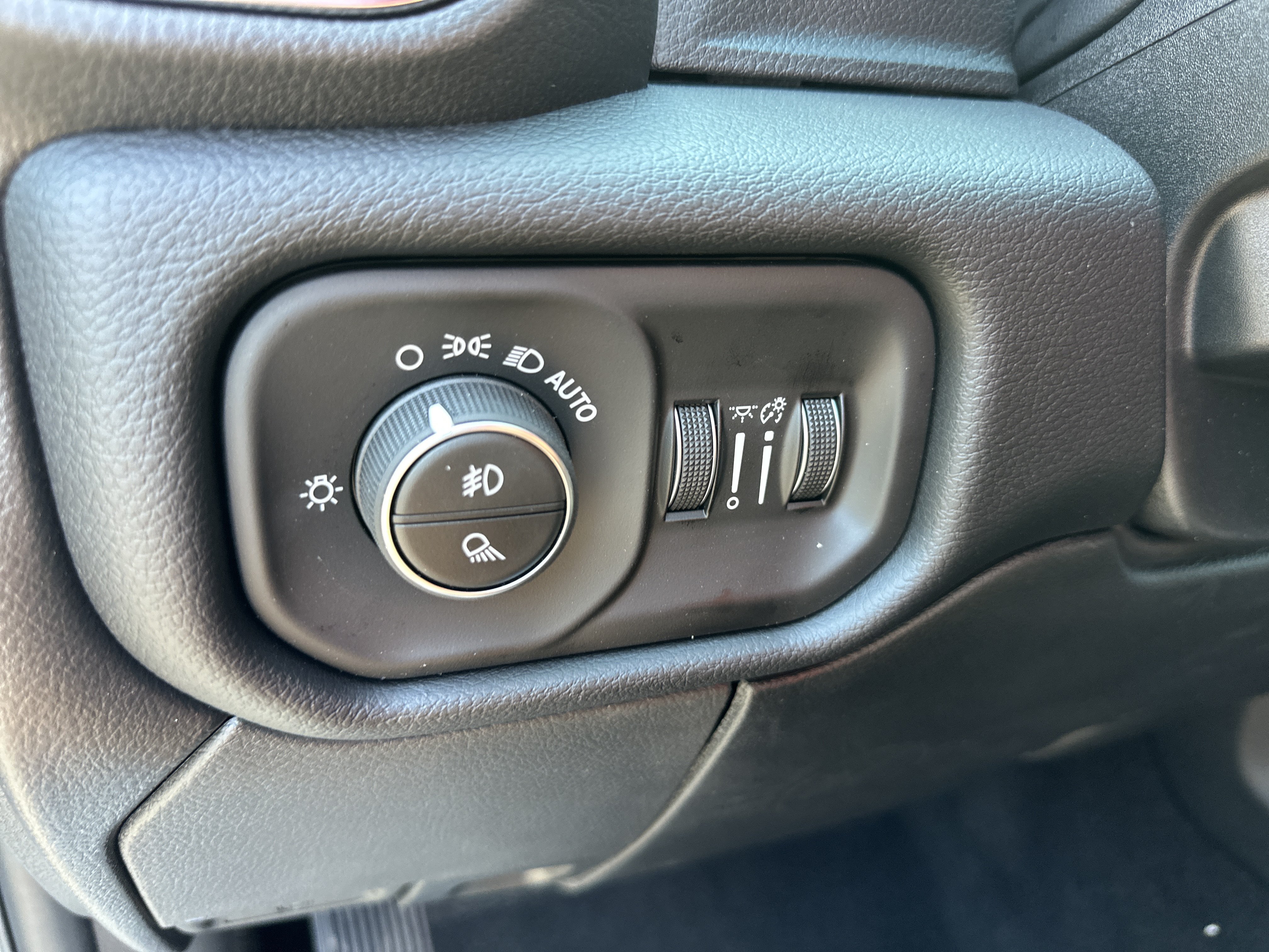 New 2026 RAM 2500 Laramie AWD/4WD image 12