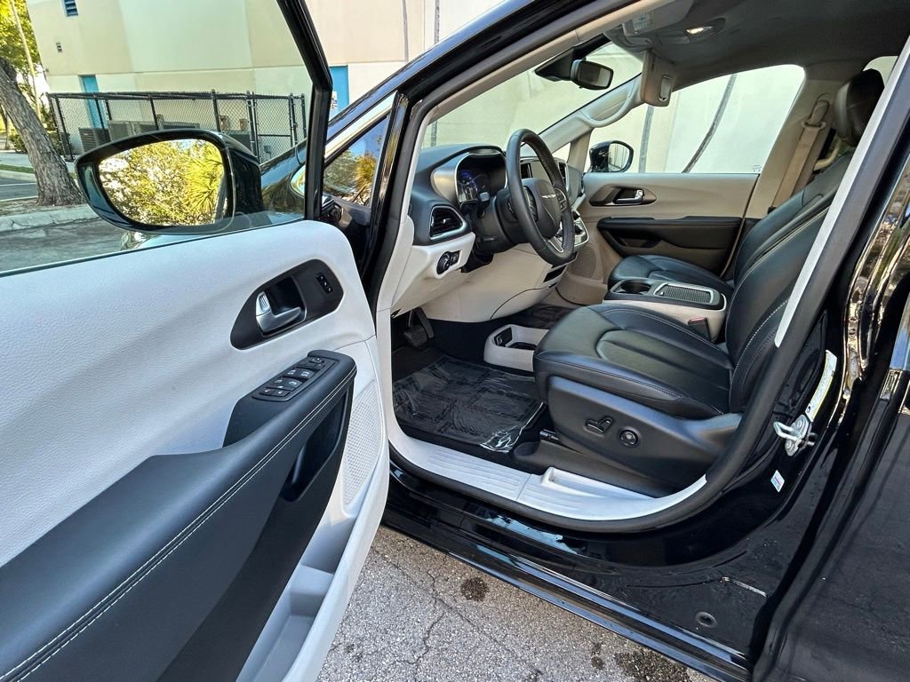 Certified 2024 Chrysler Pacifica Touring-L image 15