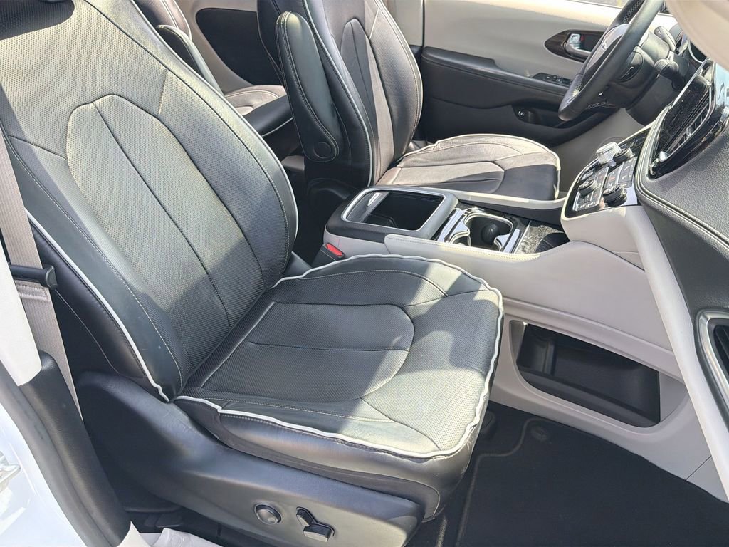 Used 2023 Chrysler Pacifica Limited FWD image 27