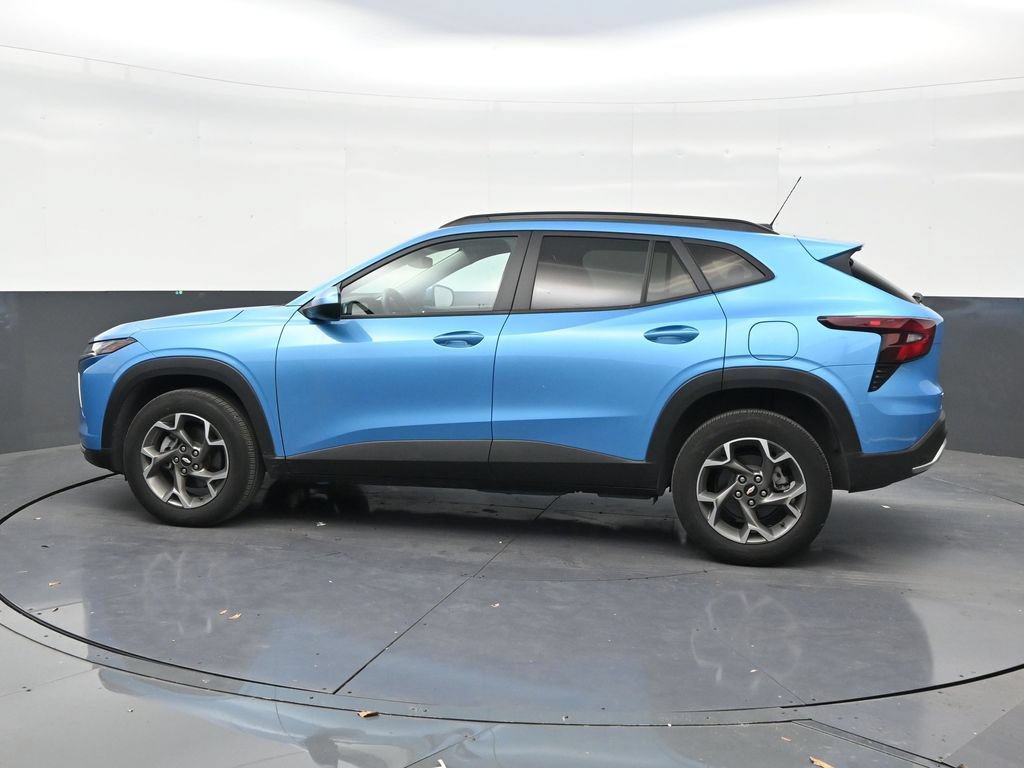 Used 2025 Chevrolet Trax LT FWD image 2