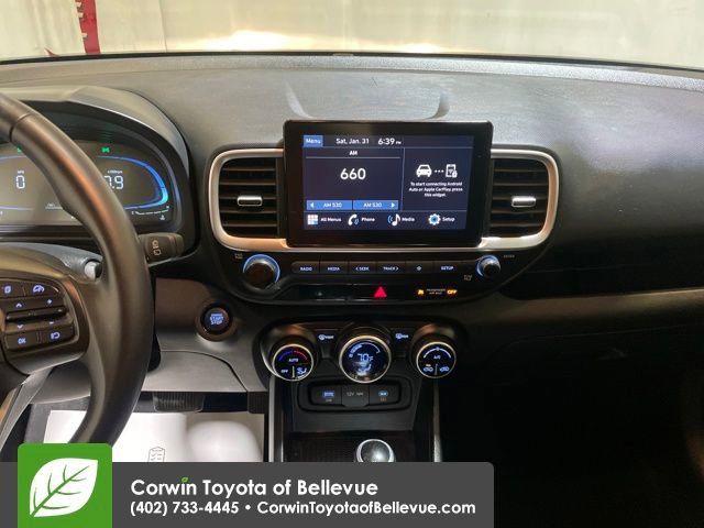 Used 2025 Hyundai Venue SEL image 17