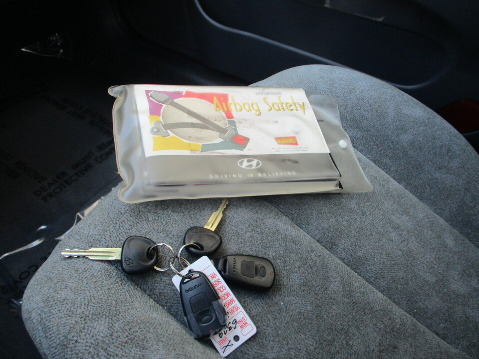 Used 2003 Hyundai Elantra GLS FWD image 33