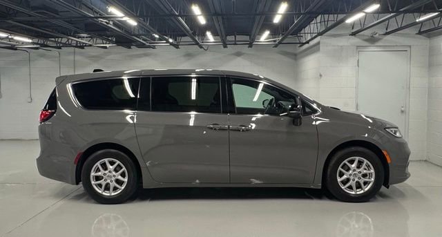 Used 2025 Chrysler Pacifica Select image 7