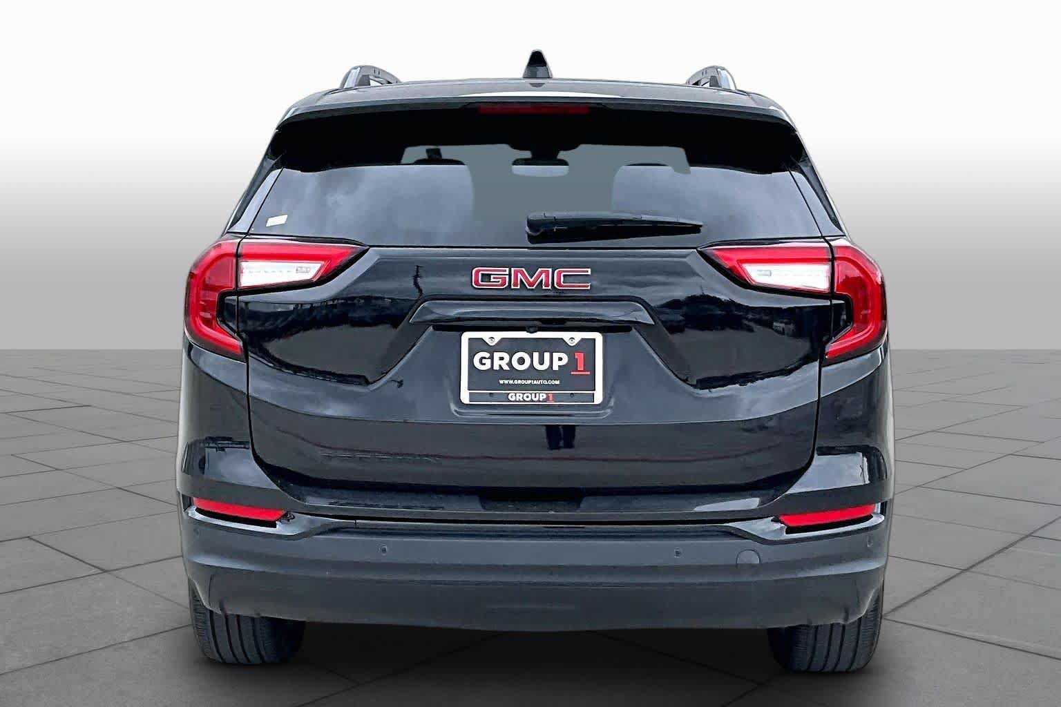 Used 2024 GMC Terrain SLE w/ Driver Convenience Package FWD image 9