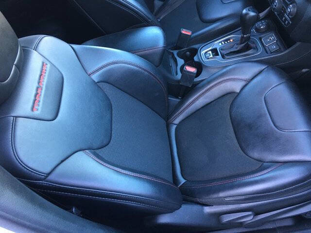 Used 2022 Jeep Cherokee Trailhawk w/ Comfort/Convenience Group image 27